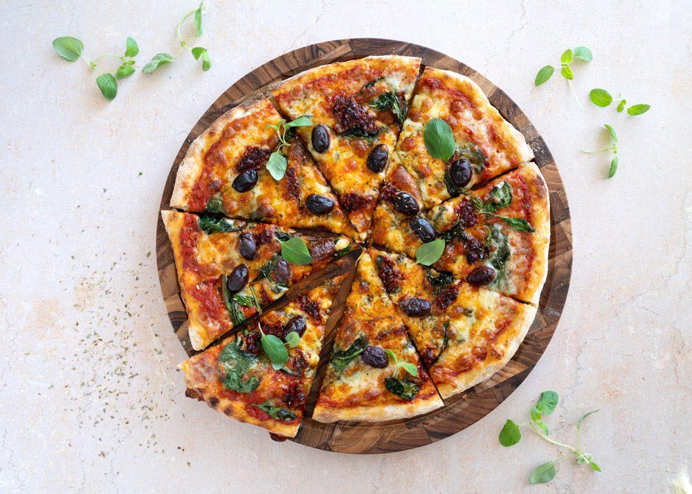 Surdejspizza med nduja, spinat og oliven