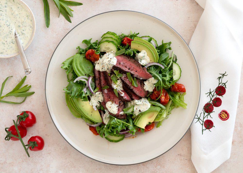 Steak salat med bagte tomater og estragondressing