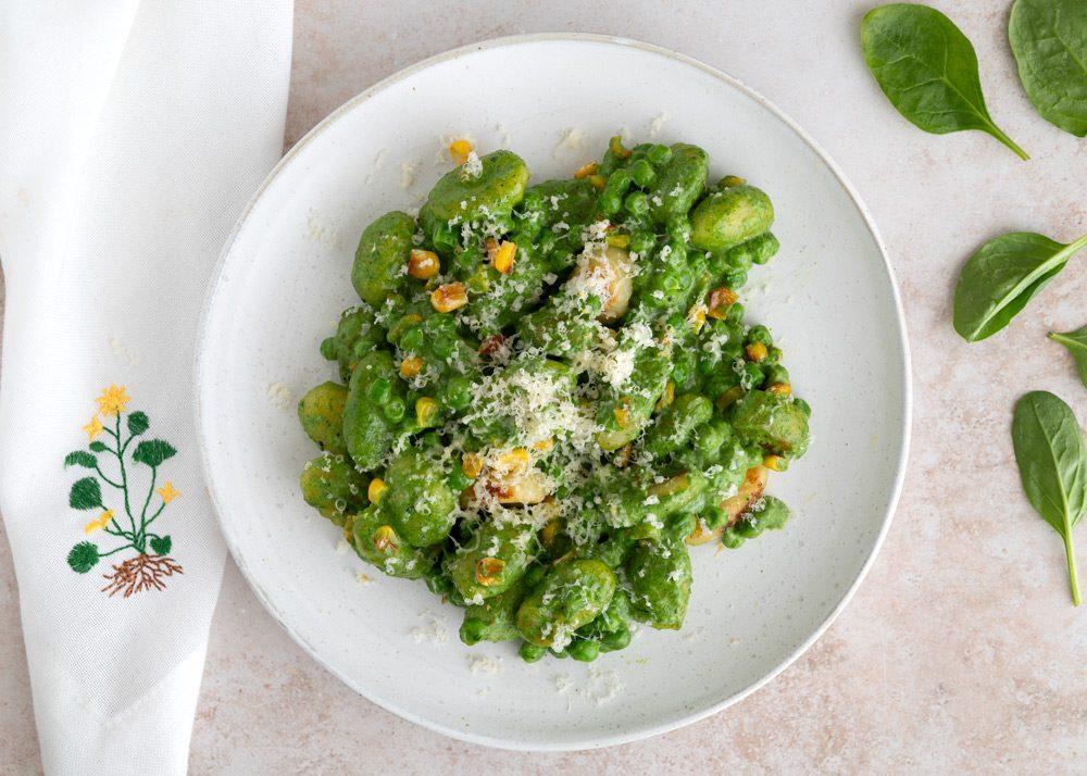 Gnocchi med ærter og spinatcreme
