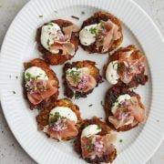 Latkes med serranoskinke